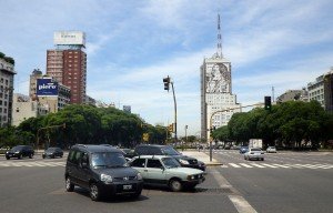 Een blik op Avenida 9 de Julio, de giga brede avenue dwars door Buenos Aires