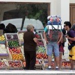 Toeristen onderhandelen over de prijs van frutas